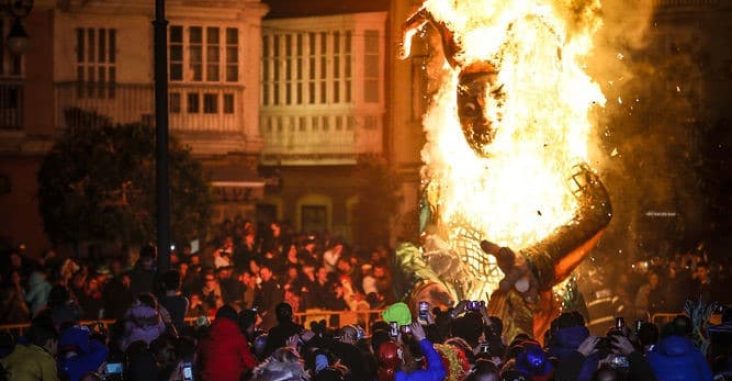 Queima do Rei Momo no carnaval de Cádiz, na Espanha (Diario de Cádiz, Fev 2018)